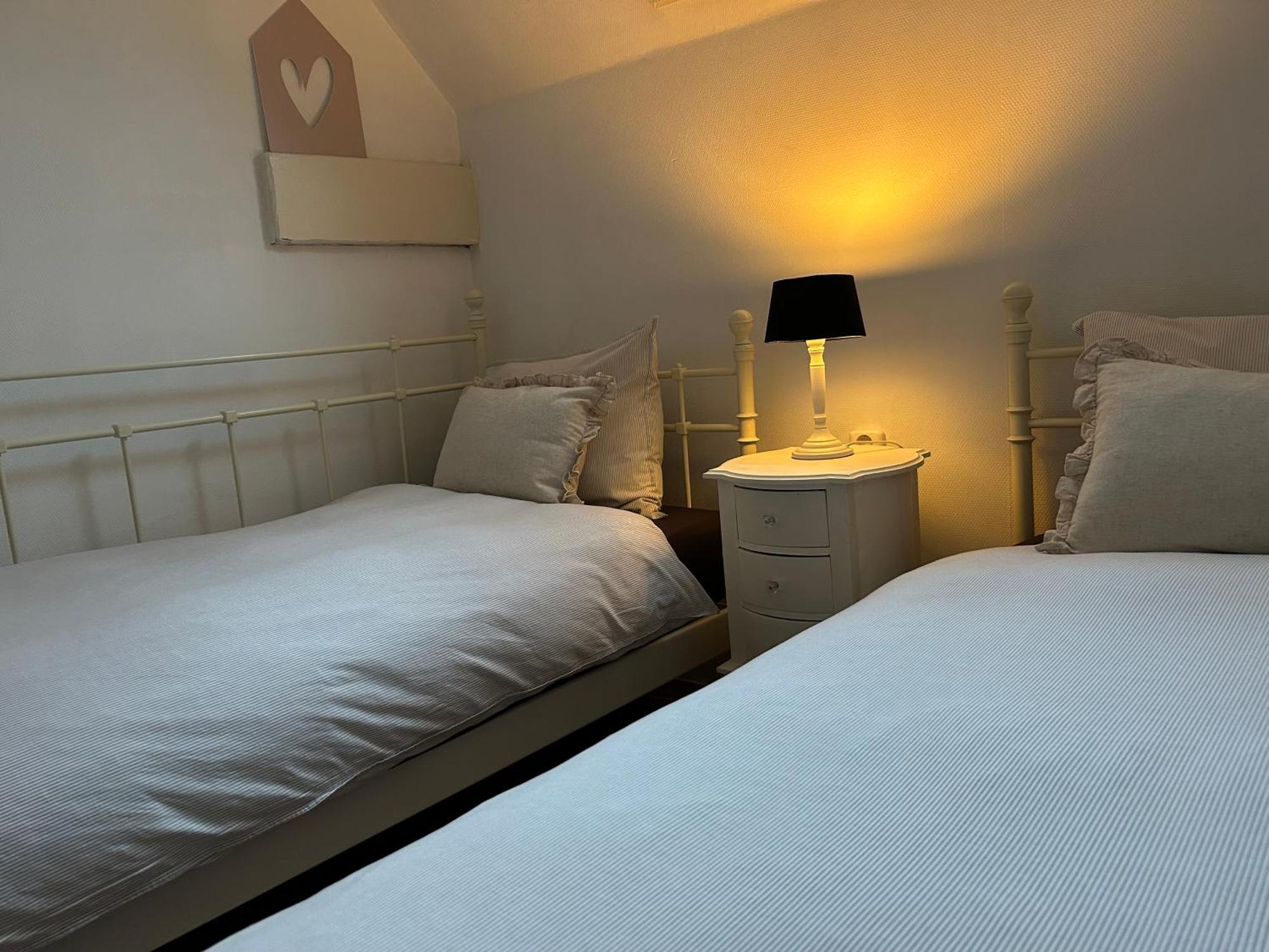 T'Hus Bed & Breakfast Katlijk Exterior photo